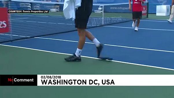 Schuh zerlegt sich beim Tennis Schuh zerlegt sich beim Tennis