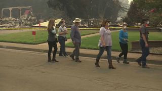 شاهد : عودة السكان إلى " بقايا منازلهم " بعد حرائق شمال كاليفورنيا