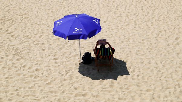 Lesen unter dem Sonnenschirm am Berlier Wannsee - immer im Schatten. Lesen unter dem Sonnenschirm am Berlier Wannsee - immer im Schatten.