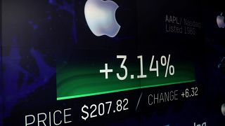 شاشة إلكترونية تعرض سعر سهم شركة أبل في بورصة ناسداك في نيويورك يوم الخميس.