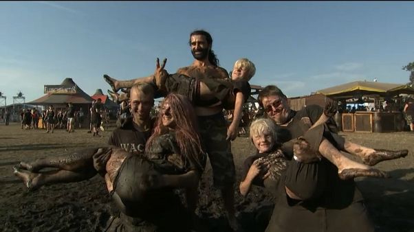 Les métalleux du Wacken (eux aussi) souffrent de la canicule ! Les métalleux du Wacken (eux aussi) souffrent de la canicule !