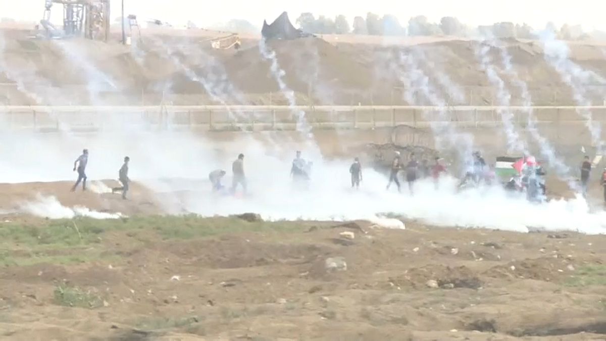 مقتل فلسطيني وإصابة 120 آخرين برصاص القوات الإسرائيلية وقنابل الغاز 