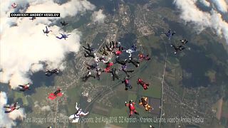 Weltrekord: 57 Fallschirmspringerinnen bilden Motive im freien Fall