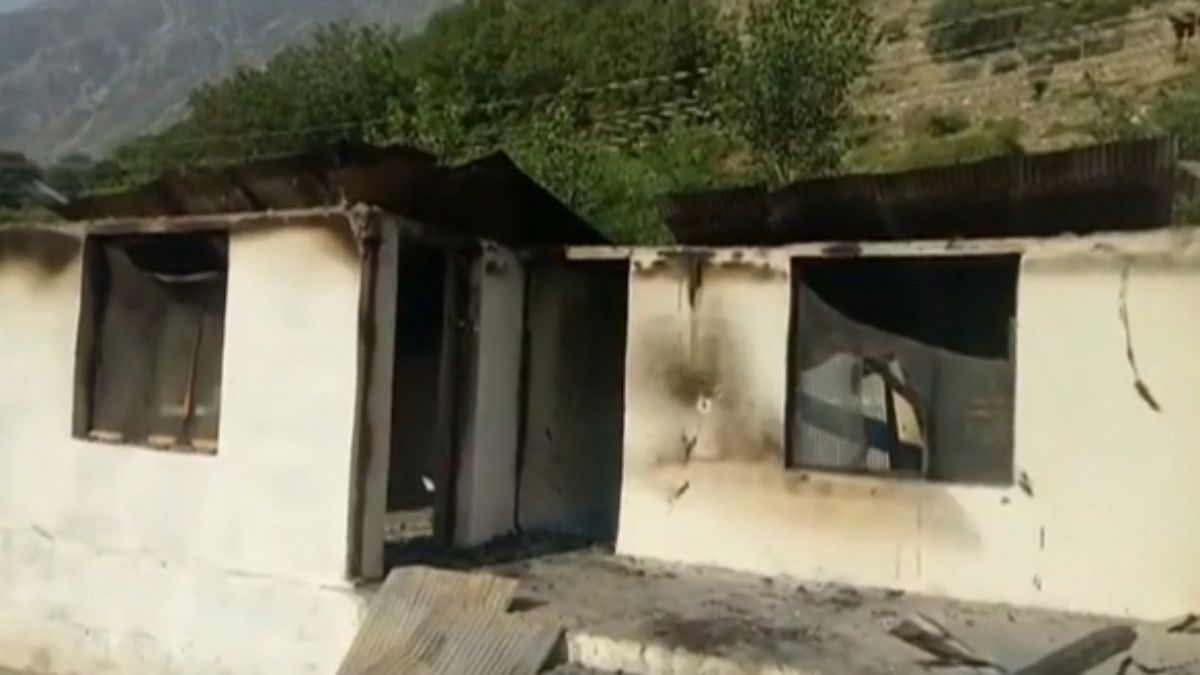 مهاجمان ۱۲ مدرسه را در پاکستان به آتش کشیدند