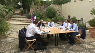 Theresa May reúne-se com Emmanuel Macron no Sul de França