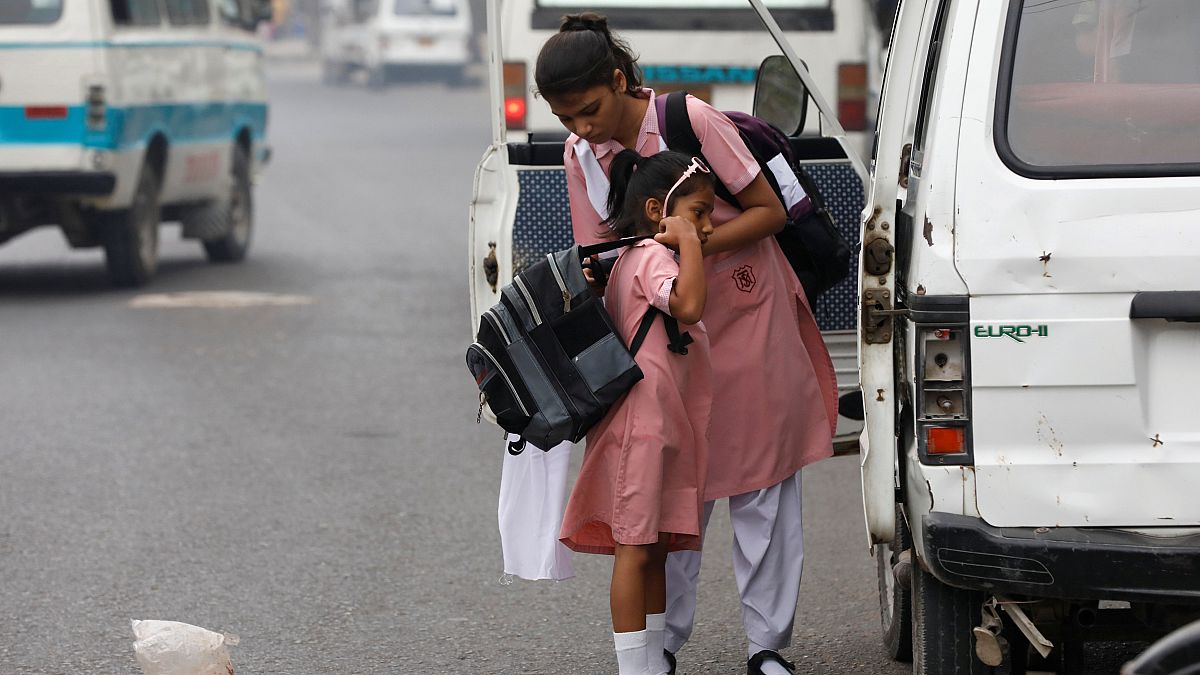 Pakistan: Kız çocuklarının eğitimine karşı çıkanlar 12 okula saldırdı