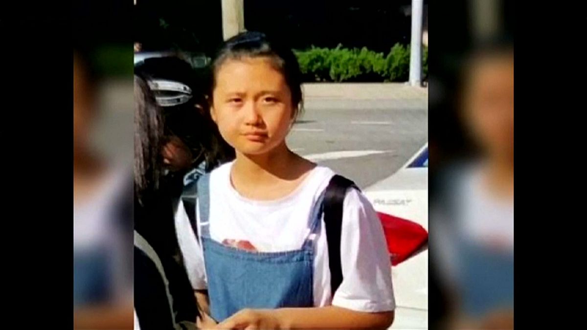 الشرطة الأمريكية تعثر على فتاة صينية فقدت في رحلة سياحية آمنة في حضن والديها