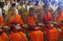 Fim do retiro dos jovens tailandeses num templo budista