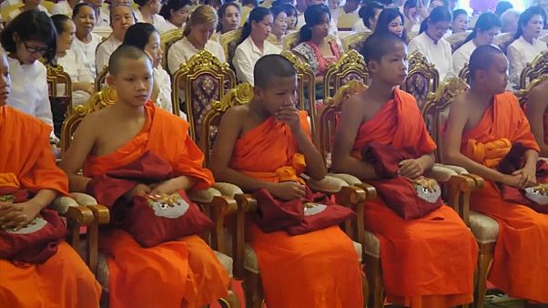 Los niños rescatados de una cueva en Tailandia salen del monasterio budista Los niños rescatados de una cueva en Tailandia salen del monasterio budista