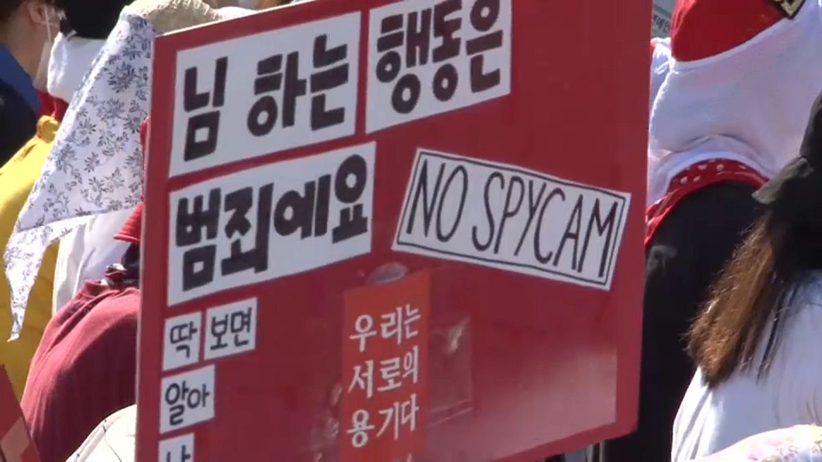 Masiva protesta en Seúl para denunciar el uso de cámaras espías con fines pornográficos