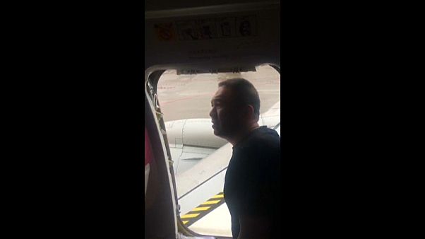 مسافر يفتح مخرج الطوارئ لينزل من طائرة مكثت ست ساعات على المدرج مسافر يفتح مخرج الطوارئ لينزل من طائرة مكثت ست ساعات على المدرج