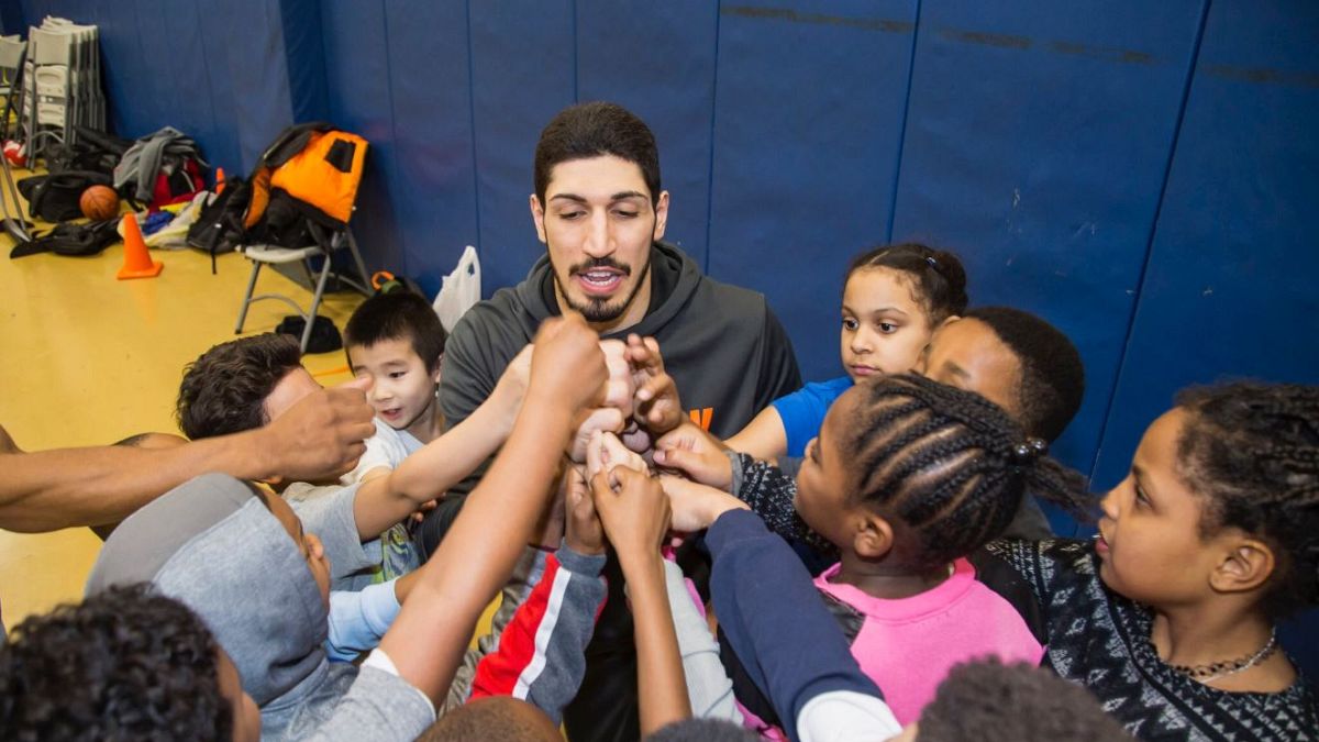 Ο Ενές Καντέρ σε μάθημα μπάσκετ με μικρά παιδιά