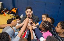 Ο Ενές Καντέρ σε μάθημα μπάσκετ με μικρά παιδιά