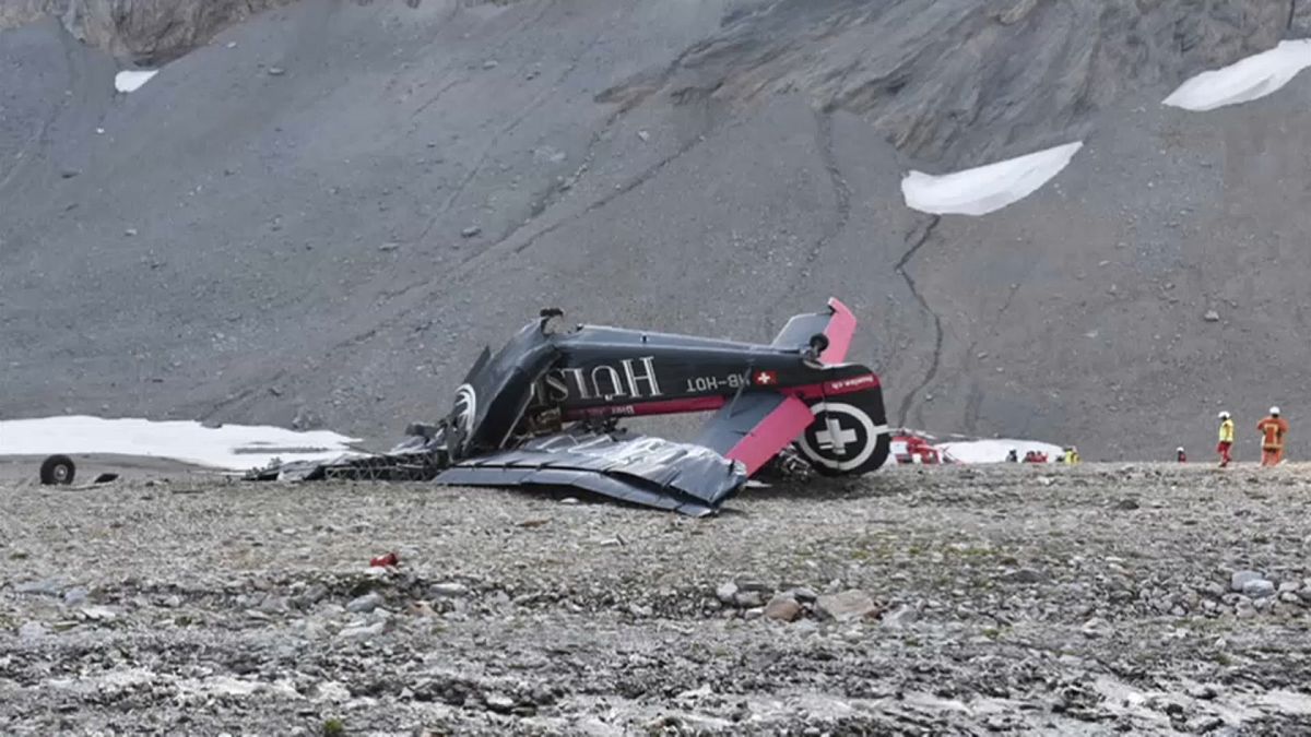 20 muertos al estrellarse un avión "vintage" en los alpes suizos