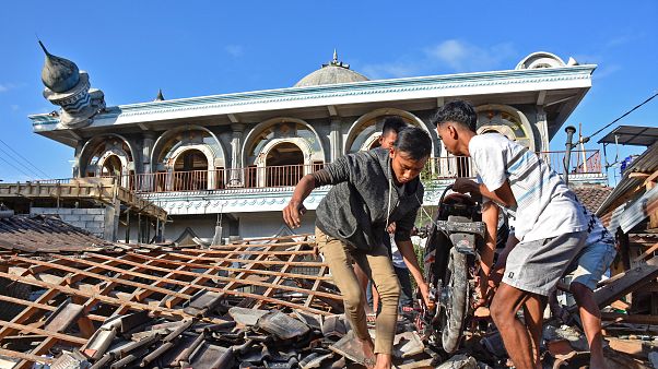 Decenas de muertos y más de 300 heridos en el seísmo de la isla de Lombok en Indonesia Decenas de muertos y más de 300 heridos en el seísmo de la isla de Lombok en Indonesia