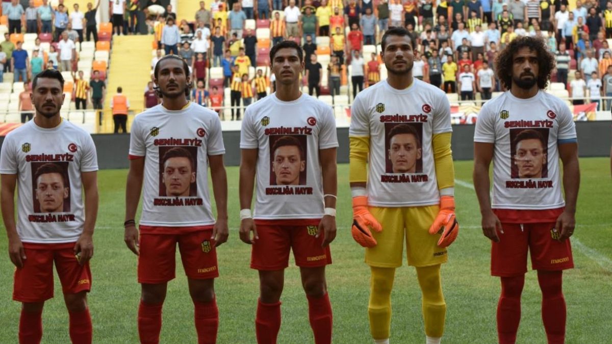 Türkische Fußballer tragen Özil-T-Shirts vor 2:1-Sieg