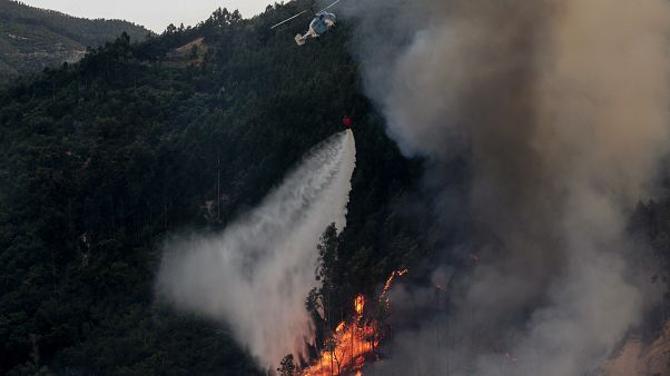 Helicóptero combate incêndio florestal em Monchique Helicóptero combate incêndio florestal em Monchique