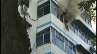 VİDEO | Yangında çocuklarını 5. kattan atarak kurtaran anne yaşamını yitirdi