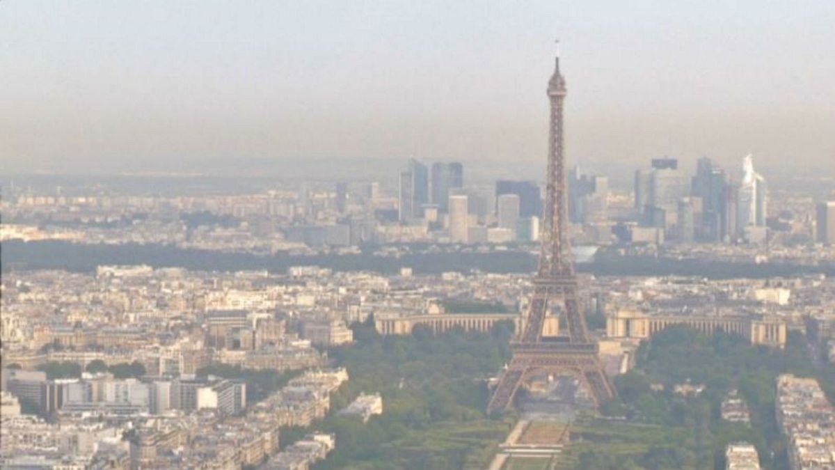 The Eiffel tour swathed in a cloud of pollution