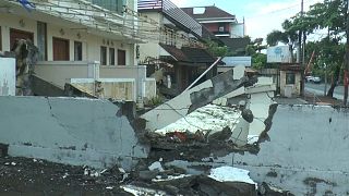 Touristen wollen weg: Mehr als 140 Tote nach Erdbeben auf Ferieninsel Lombok