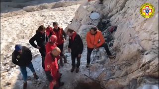 إيطاليا: البدء بإنقاذ مستكشف عالق في أحد الكهوف في جبال الألب