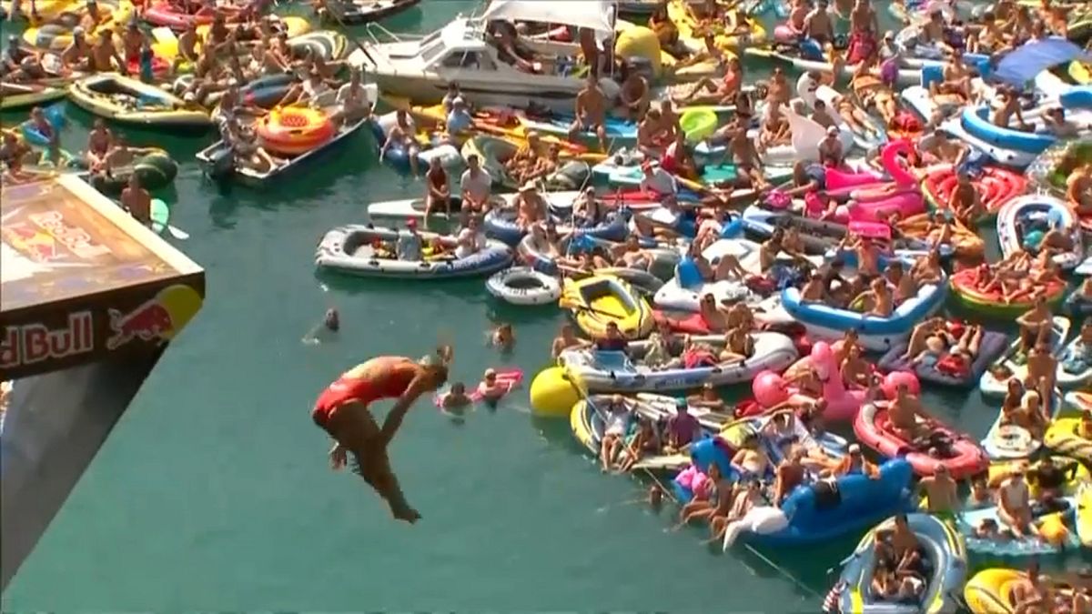 شاهد: أم لثلاثة أطفال تفوز بتحدي "القفز الحر في الماء"