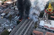 Bologna, esplosioni a catena, autocisterna in fiamme: un morto e decine di feriti
