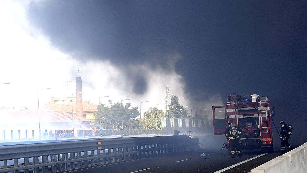 Al menos un muerto y 60 heridos tras estallar un camión cisterna en Italia