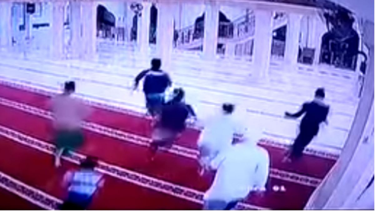 Watch: Worshippers flee from Bali mosque moments before debris falls during earthquake