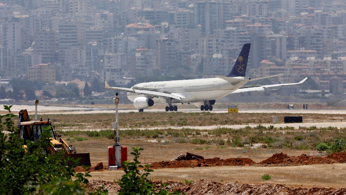 طائرة تابعة للخطوط الجوية السعودية في مطار بيروت