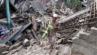 انقاذ سيدة ظلت يومين تحت أنقاض زلزال إندونيسيا المدمر