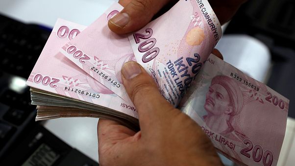 Gece yarısı 5,42 ile zirveyi gören Dolar/TL kuru 'ön mutabakat' haberiyle geriledi Gece yarısı 5,42 ile zirveyi gören Dolar/TL kuru 'ön mutabakat' haberiyle geriledi