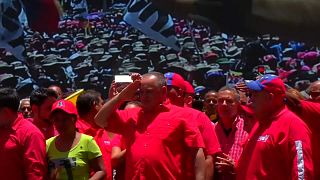 شاهد: آلاف الفنزويليين في الشوارع تأييدا لمادورو