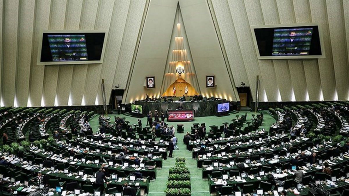 سوال مطهری از وزیر دادگستری درباره رفع حصر، مجلس ایران را به تشنج کشاند