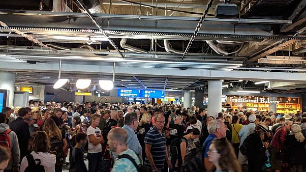 Chaos am Flughafen: Teilräumung von Familie aus Frankreich ausgelöst Chaos am Flughafen: Teilräumung von Familie aus Frankreich ausgelöst