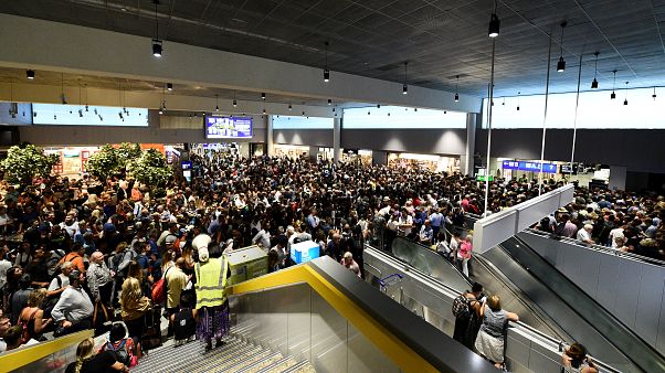 Οικογένεια Γάλλων προκαλεί αναστάτωση στο αεροδρόμιο της Φρανκφούρτης Οικογένεια Γάλλων προκαλεί αναστάτωση στο αεροδρόμιο της Φρανκφούρτης
