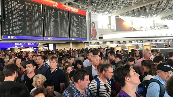 Monaco, passeggeri durante l'evacuazione del terminal Monaco, passeggeri durante l'evacuazione del terminal