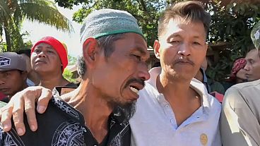 شاهد: محاولات العثور على ناجين تحت أنقاض مسجد دمّره زلزال في جزيرة إندونيسية