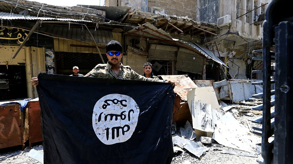 عنصر من القوات العراقية في الموصل القديمة بعد استردادها من داعش