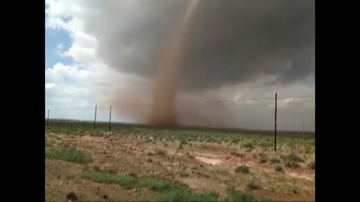 Tornado forma-se no deserto da Mongólia