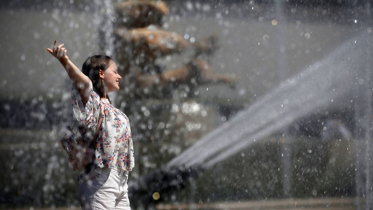Heatwave forces tourists to cool off in Paris' fountains