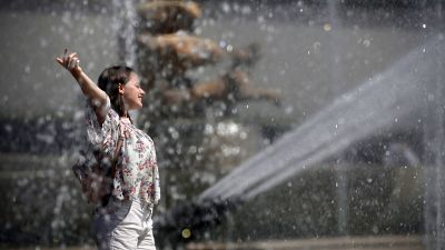 Fontes de água salvam turistas e parisienses do calor