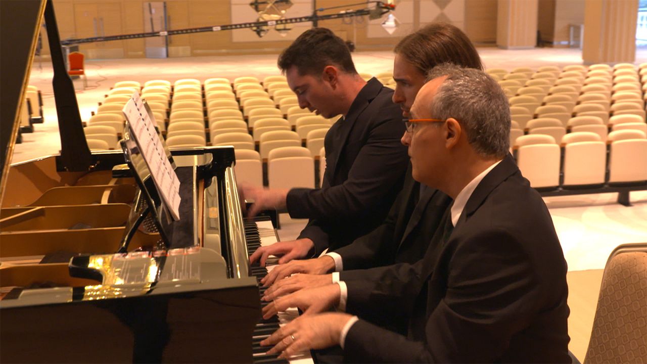 Virtuosos recuperam a arte do piano a 8 ou 10 mãos Virtuosos recuperam a arte do piano a 8 ou 10 mãos