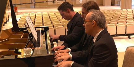 Israeli 'MultiPiano' virtuosi play with 5 hands on two pianos