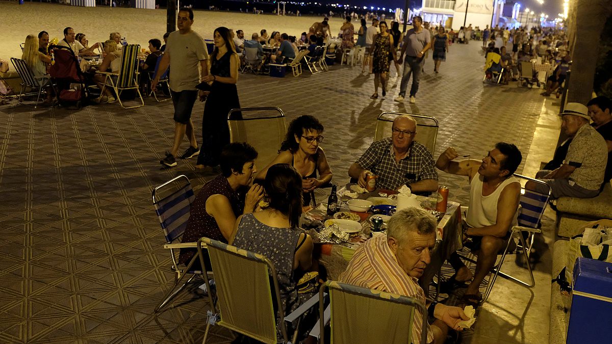 İspanya'da aşırı sıcaklar sebebiyle insanlar serinlemek için sokaklarda
