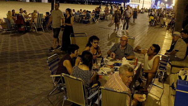 İspanya'da aşırı sıcaklar sebebiyle insanlar serinlemek için sokaklarda İspanya'da aşırı sıcaklar sebebiyle insanlar serinlemek için sokaklarda