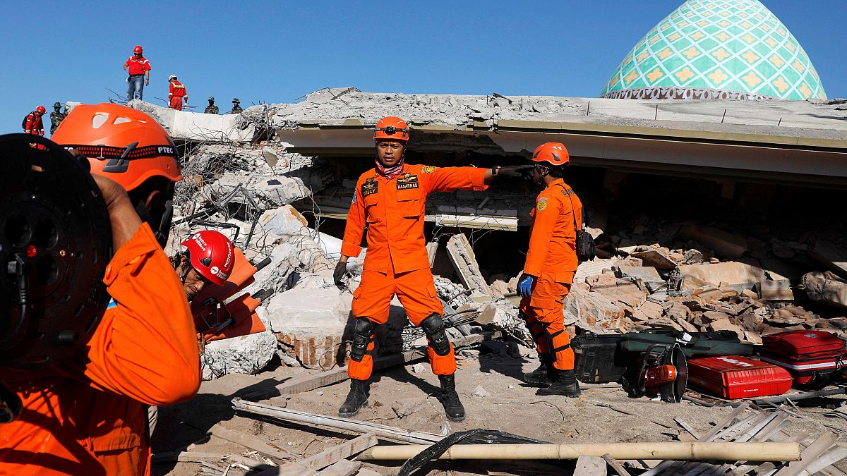 Bergungshelfer in Trümmern der eingestürzten Moschee