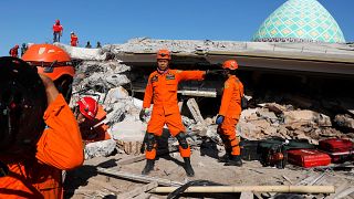 Bergungshelfer in Trümmern der eingestürzten Moschee