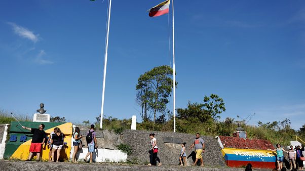 Miles de venezolanos abandonan su país Miles de venezolanos abandonan su país