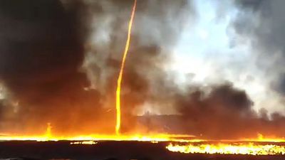 Vídeo: hipnótico tornado de fuego en el incendio de una fábrica británica 